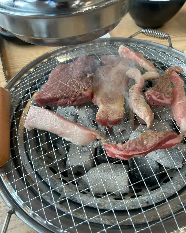 숯불 위에서 익어가는 다채로운 부위의 고기들