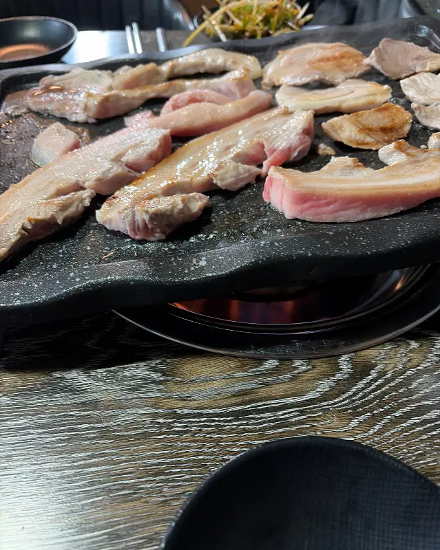 숯불 위에 올려진 삼겹살