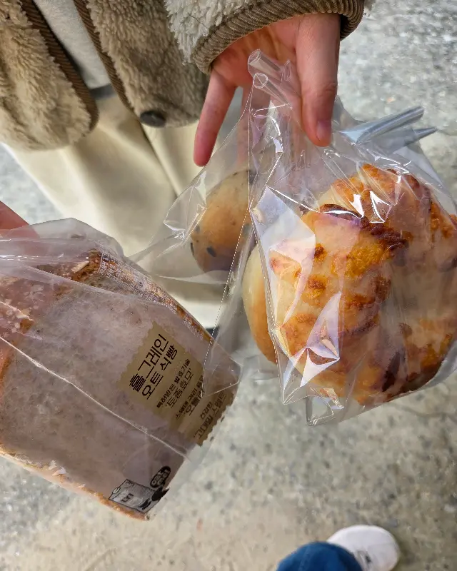 포장된 빵을 들고 있는 모습