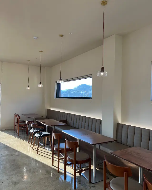 은은한 조명이 비추는 카페 내부