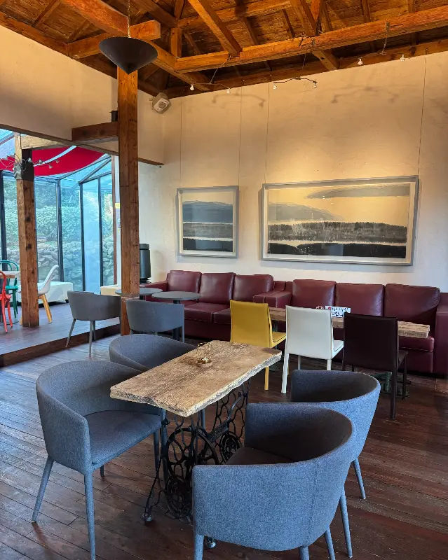 앤티크한 가구와 소품들로 꾸며진 카페 내부