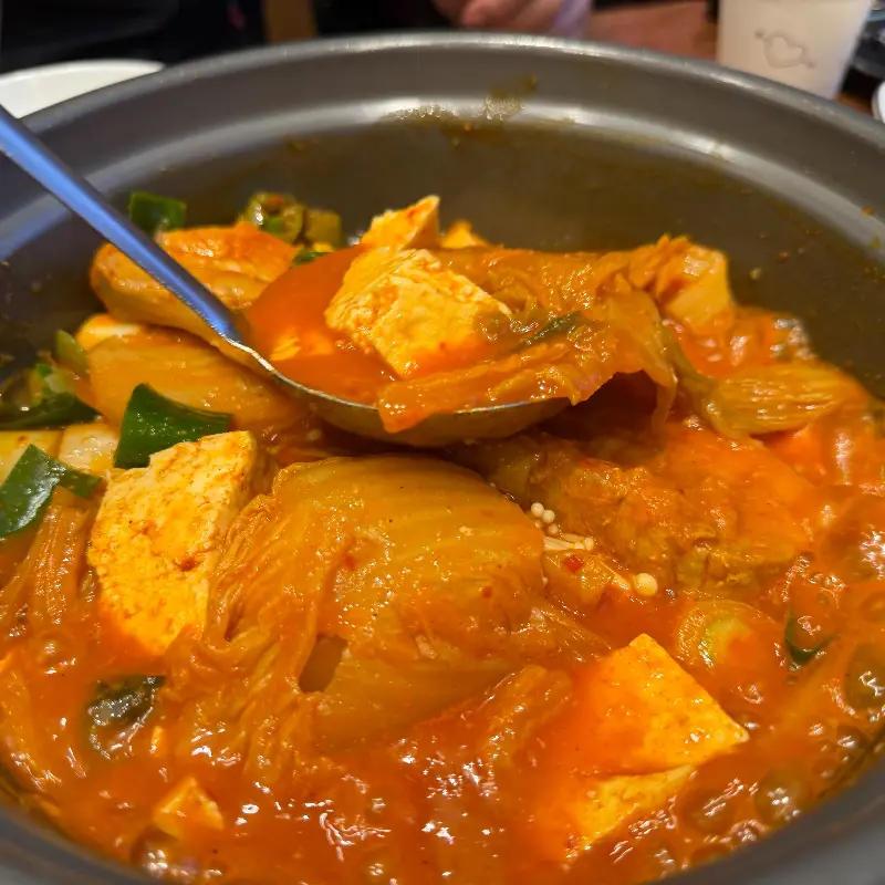 푸짐한 양의 김치찜