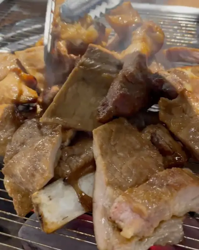 숯불 위에서 익어가는 돼지갈비