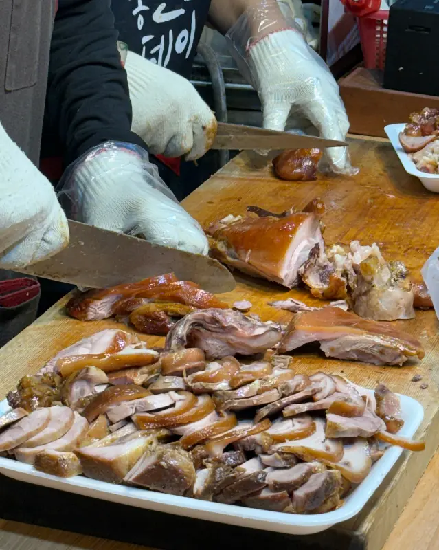 족발을 썰고 있는 모습