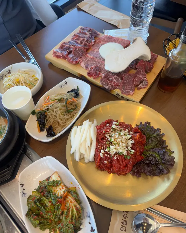 잘 구워진 고기와 밑반찬