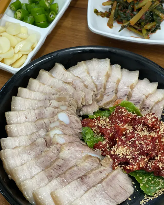 윤기가 흐르는 촉촉한 수육