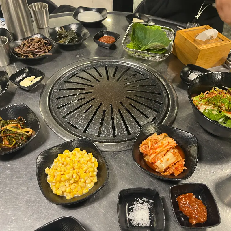 깔끔하게 차려진 밑반찬