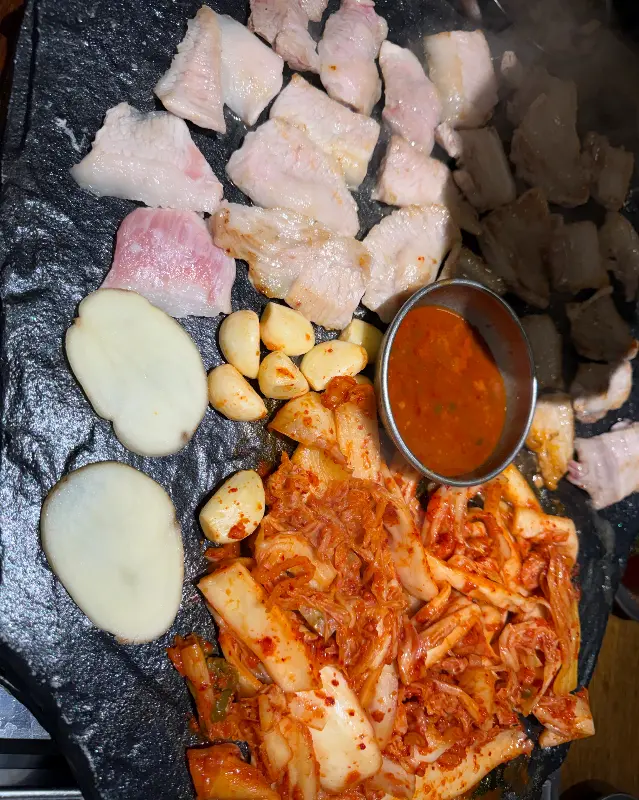 노릇하게 구워진 삼겹살과 김치의 환상적인 조합