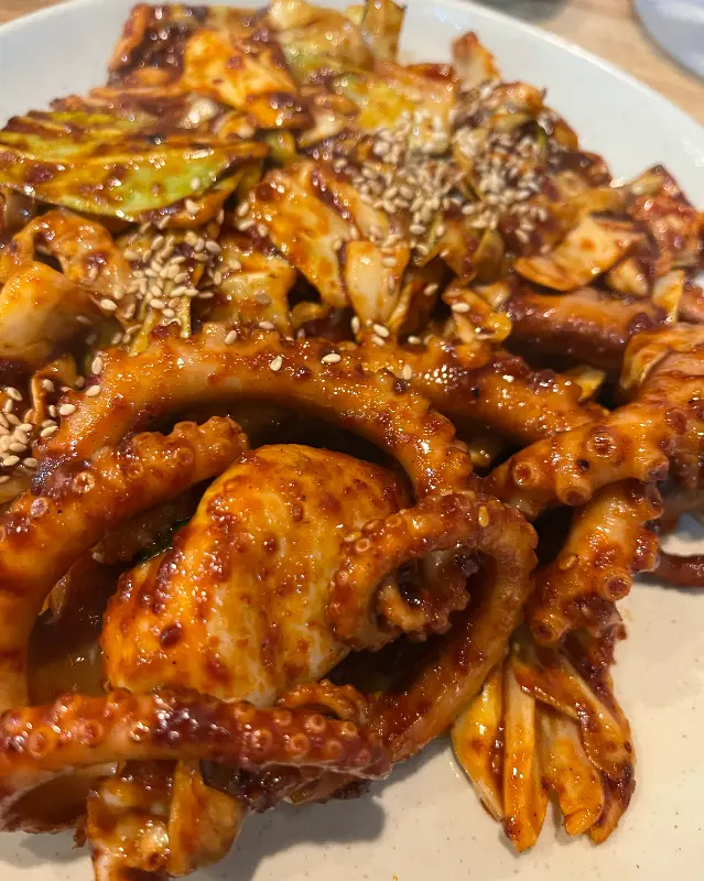 탱글탱글한 낙지 다리가 돋보이는 낙지볶음