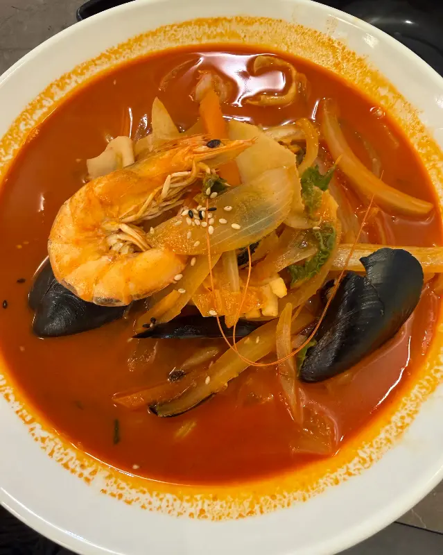 푸짐한 해산물과 채소가 어우러진 짬뽕