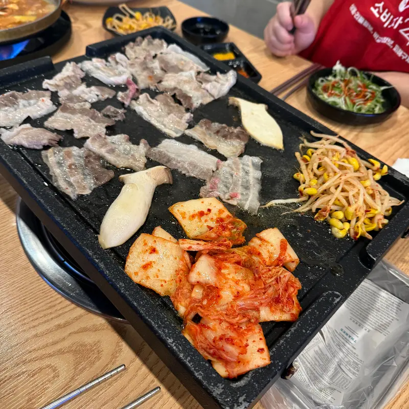 푸짐하게 구워진 김치와 콩나물