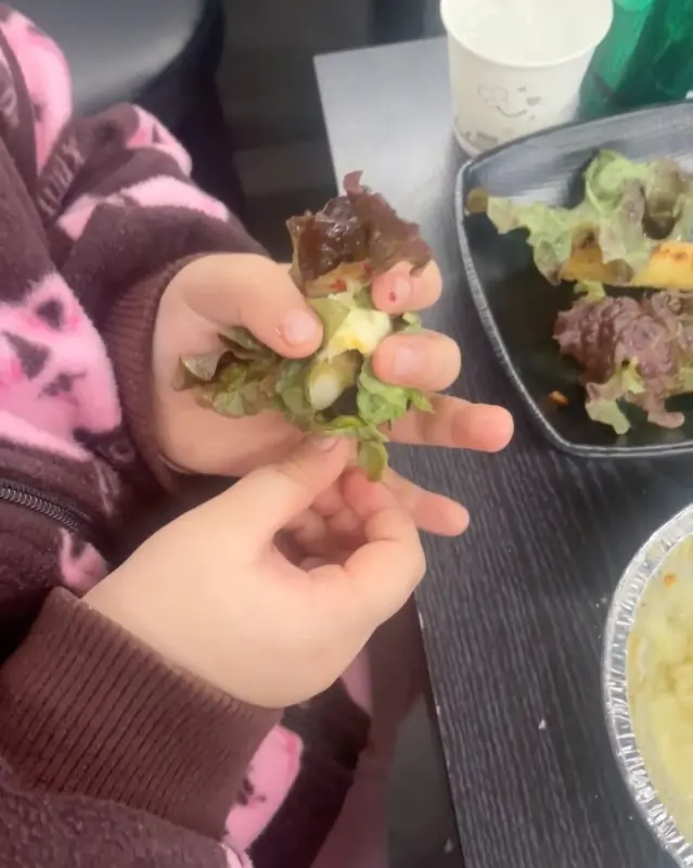 아이 손에 들린 쌈