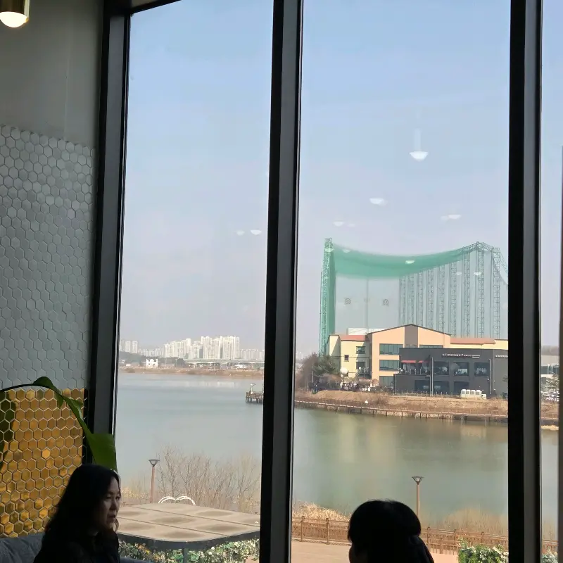 창밖으로 보이는 성성호수 뷰