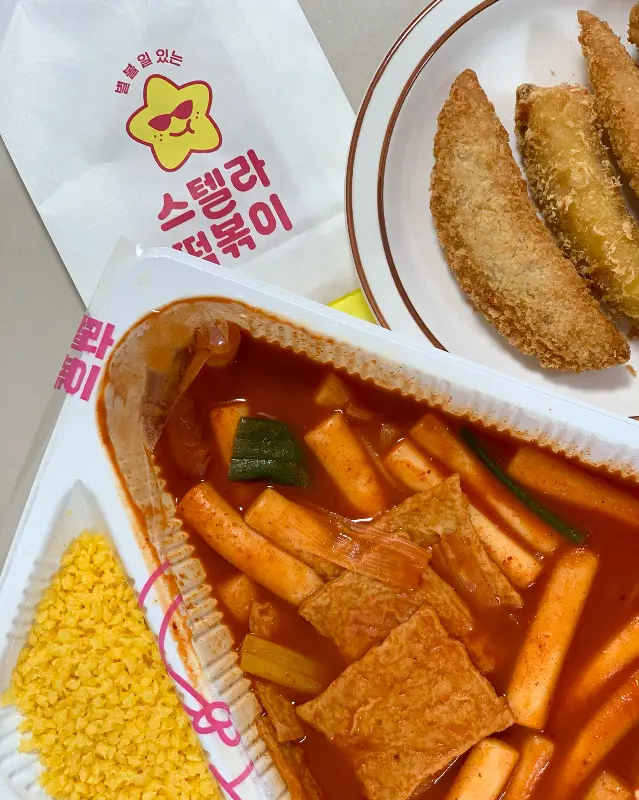 깔끔하게 포장된 떡볶이와 튀김