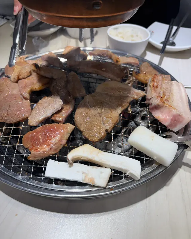 숯불 위에서 다양한 고기들을 구워먹는 모습