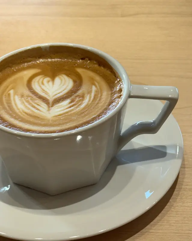 하트 모양 라떼 아트가 인상적인 카페 라떼