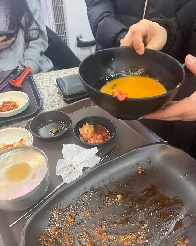 십원빵과 반찬이 놓인 쟁반