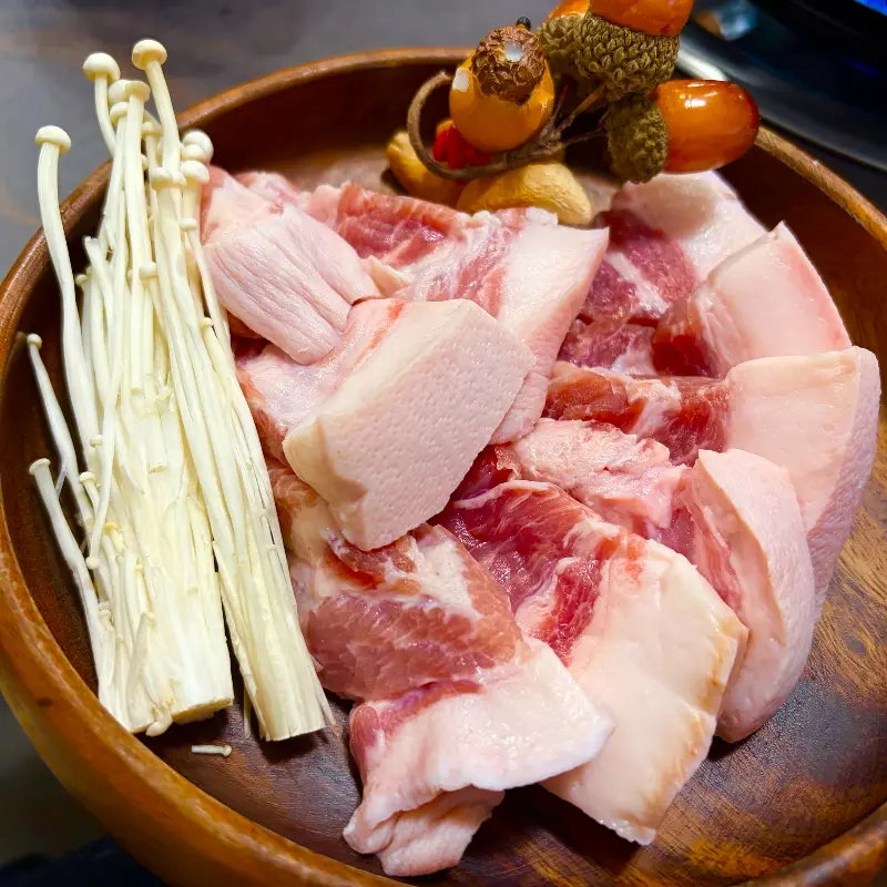 나무 접시에 담겨 나온 삼겹살