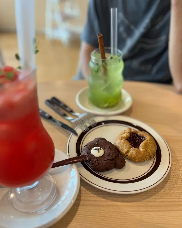 다채로운 색감의 음료와 디저트