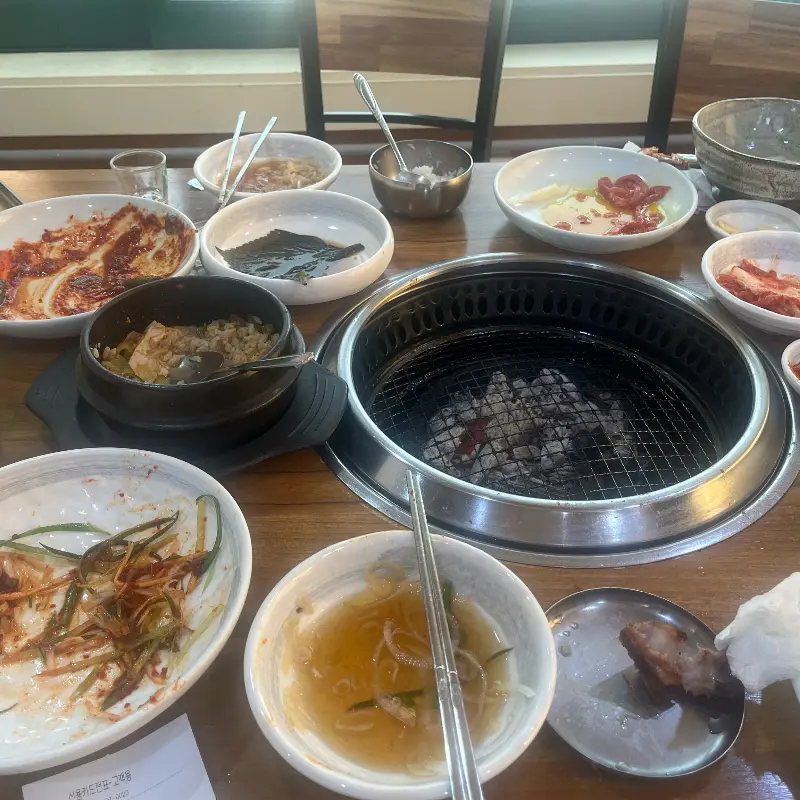 돼지갈비와 푸짐한 밑반찬