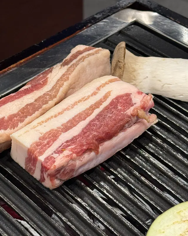 불판 위의 숙성 삼겹살