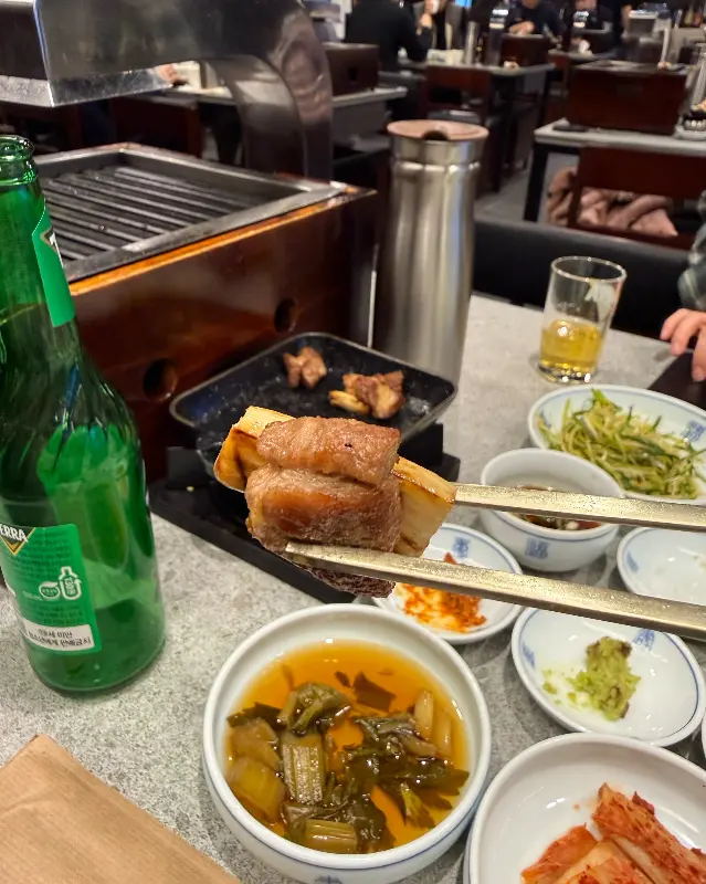 고기와 밑반찬을 함께