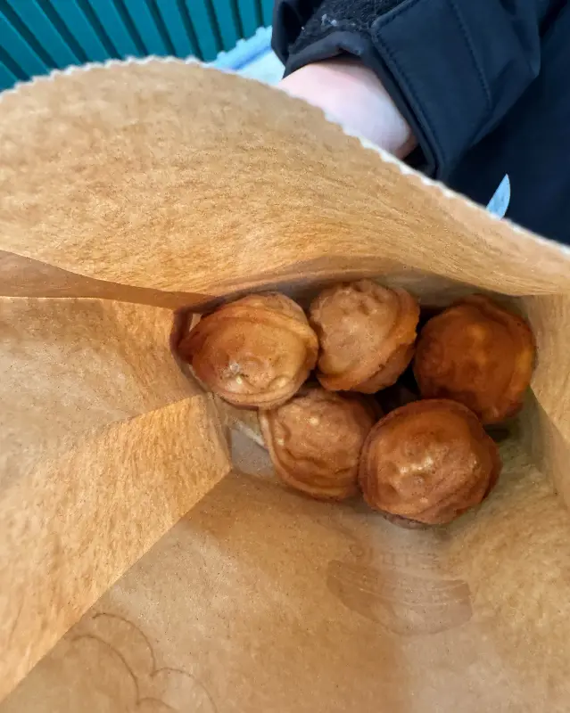 종이 봉투에 담긴 쌀 호두과자