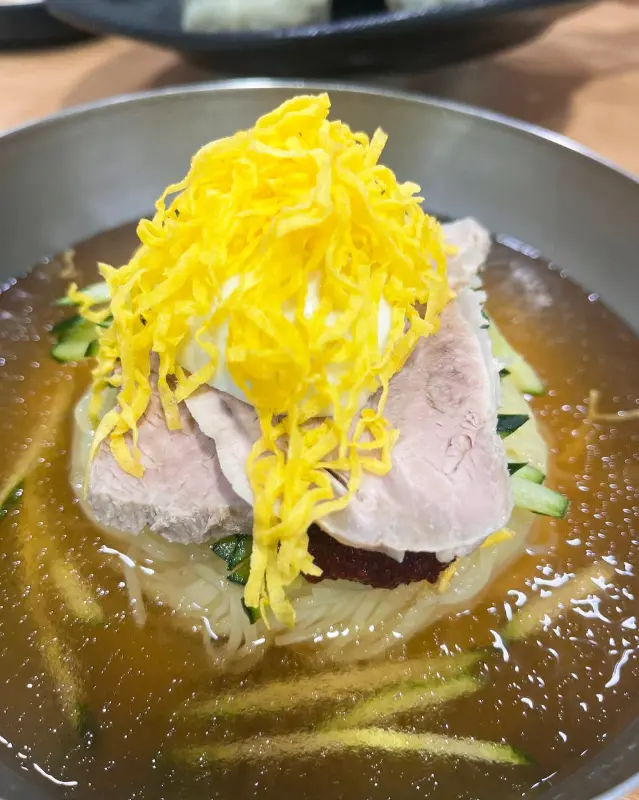 고명과 함께 비벼진 물밀면