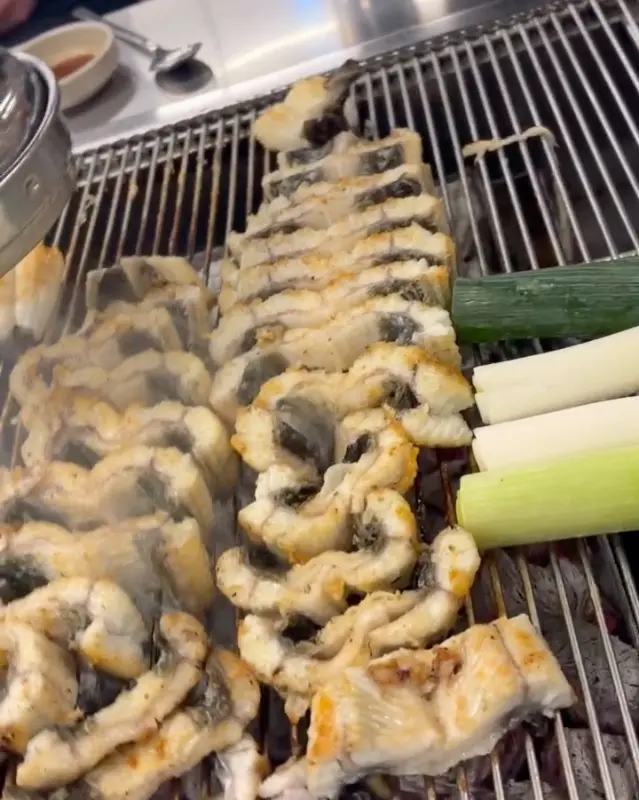 숯불 위에서 노릇하게 구워지고 있는 장어