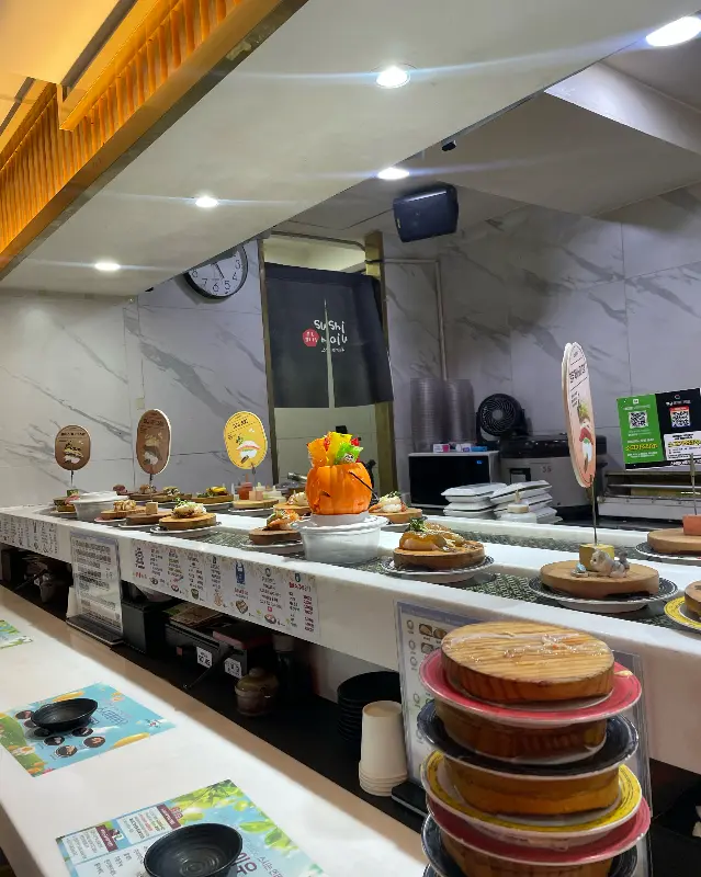 회전 레일이 길게 뻗은 내부 전경