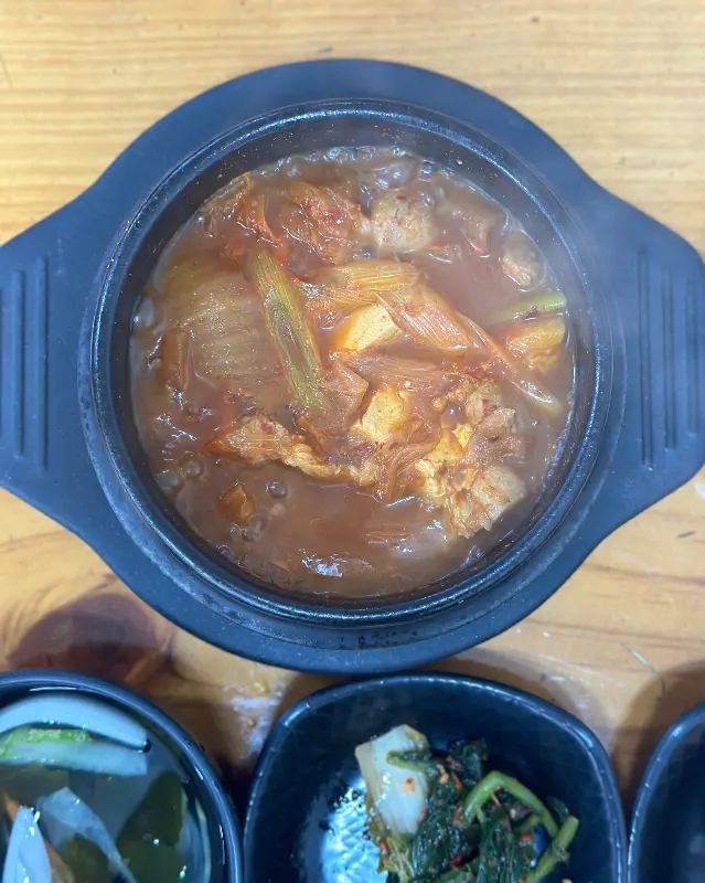 뚝배기에 담겨 나오는 김치 청국장
