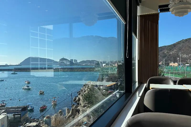 투썸플레이스 부산백운포점 2층에서 바라본 바다 풍경
