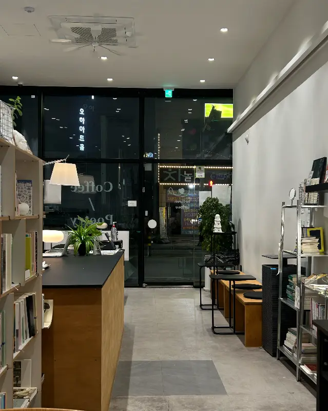 카페 내부 전경