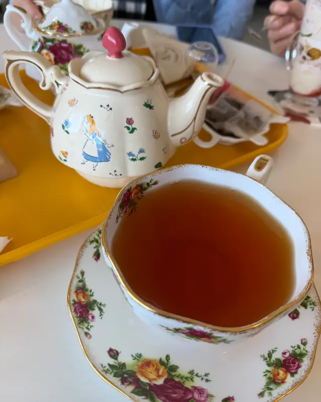 예쁜 찻잔에 담긴 따뜻한 차