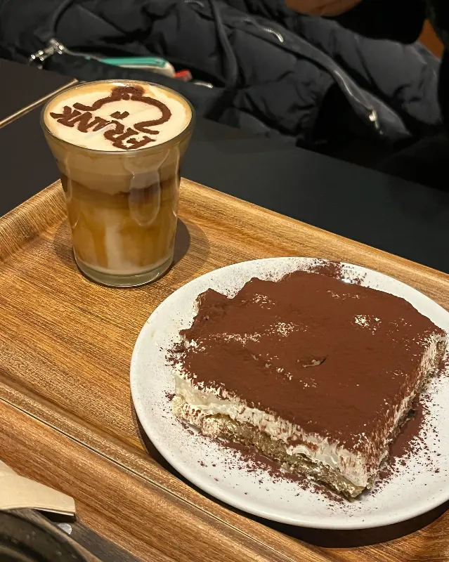 에스프레소 콘파냐와 티라미수