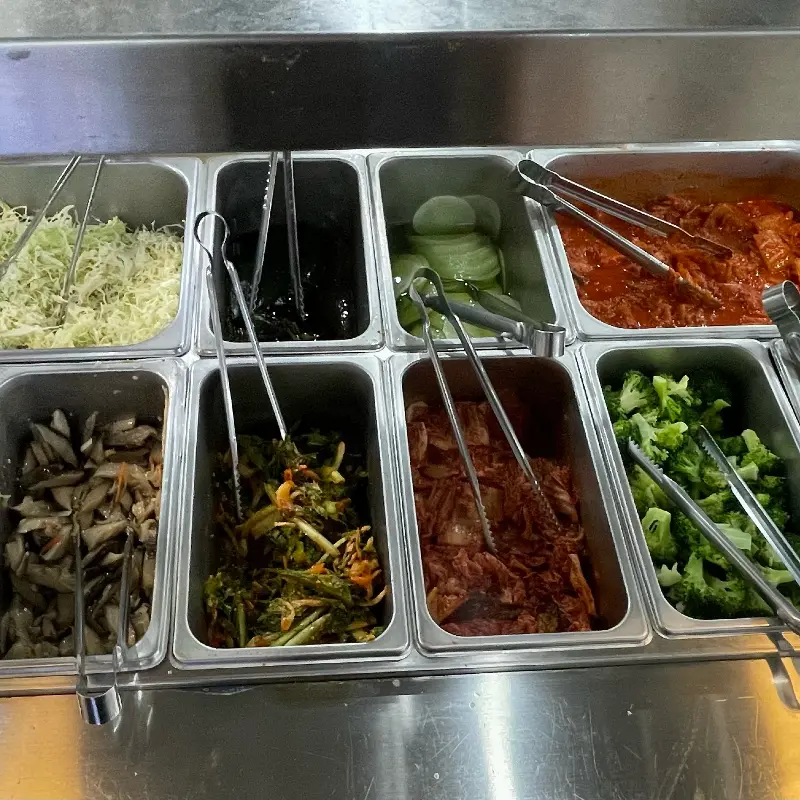 다양한 뷔페 반찬 코너