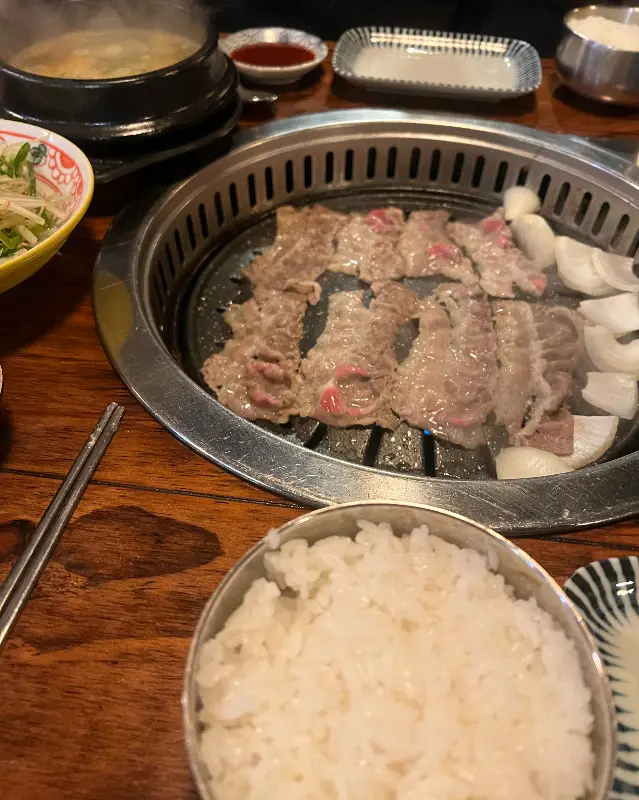 불판 위에서 익어가는 우삼겹