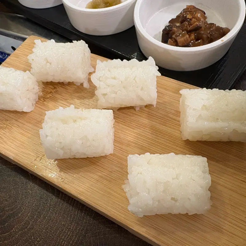 초밥 밥과 곁들여 먹는 우대 대패갈비