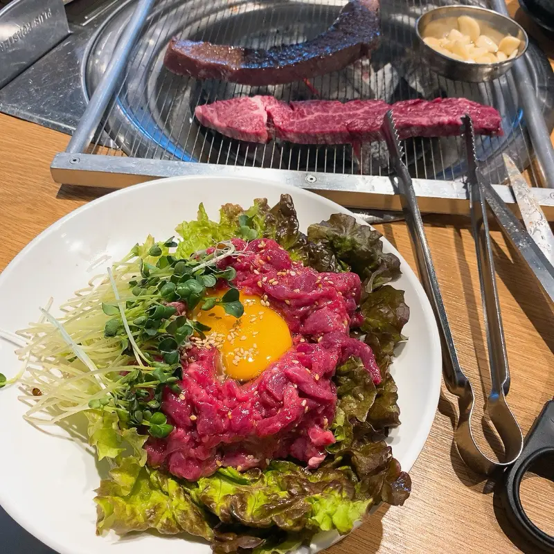 육회와 고기의 조화