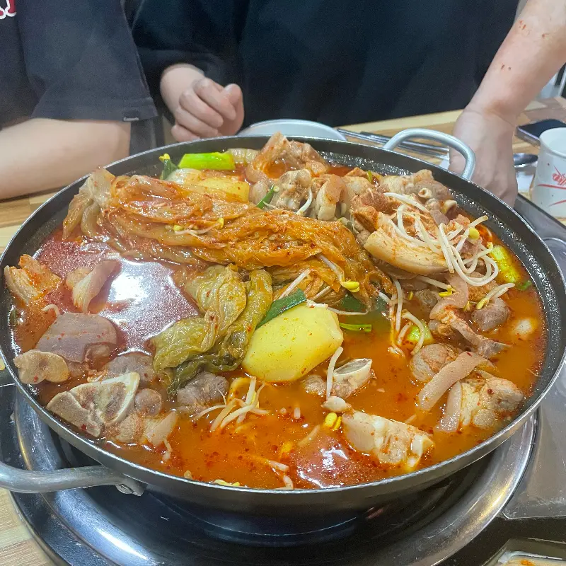 여럿이 함께 즐기기 좋은 족발탕