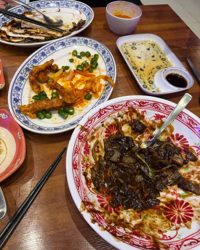 먹음직스러운 짜장면, 탕수육, 짬뽕