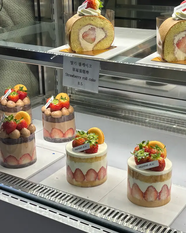 쇼케이스 안의 다양한 디저트