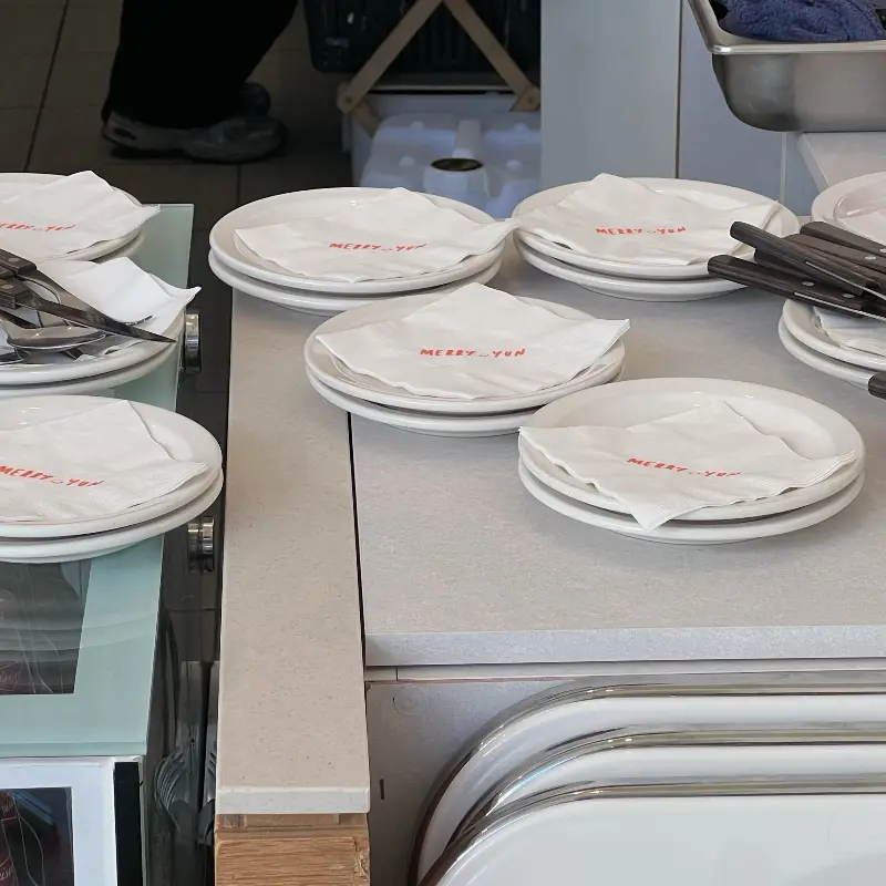 깔끔하게 정돈된 식기