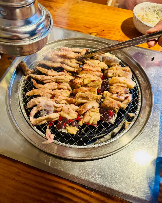 숯불에 구워지는 닭목살