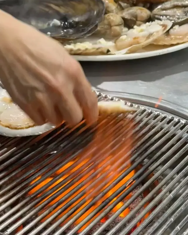 불판 위에서 맛있게 익어가는 조개구이
