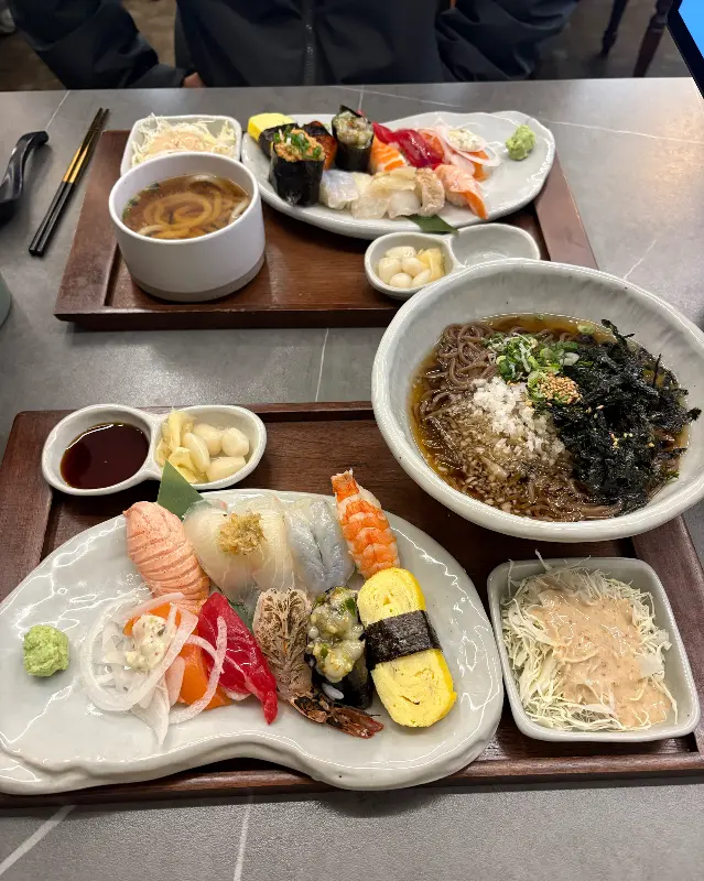 테이블 가득 차려진 푸짐한 한 상