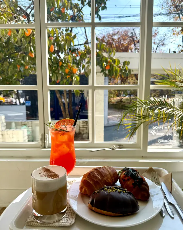 창가에 놓인 음료와 빵