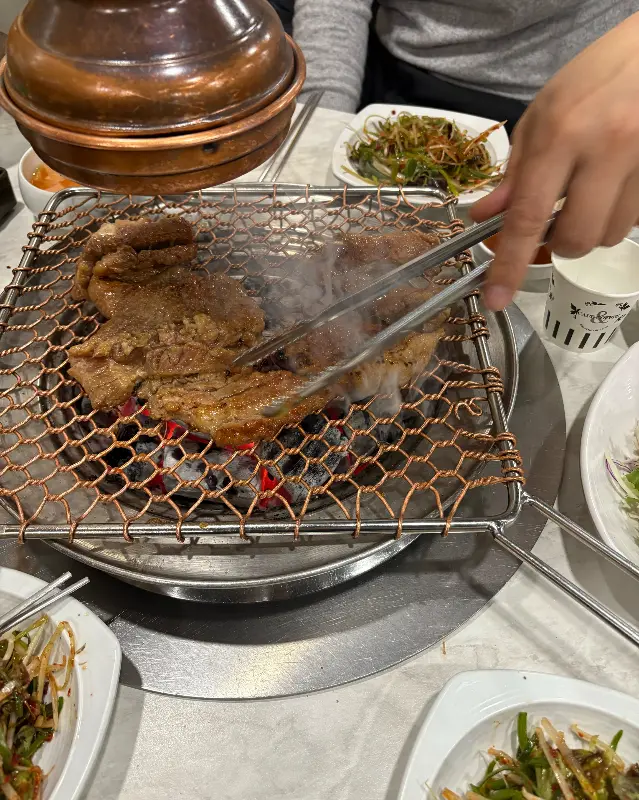 돼지갈비 굽는 모습