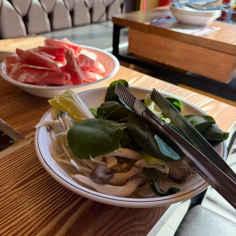 신선한 야채와 고기가 가득 담긴 접시