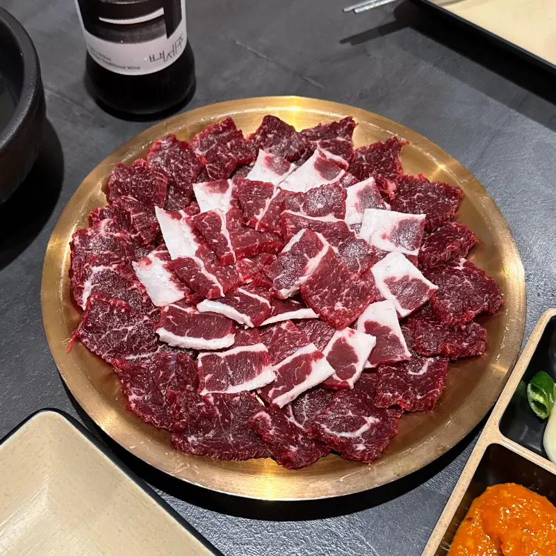 선홍빛 색깔이 인상적인 뭉티기의 모습